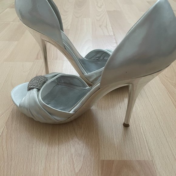 Loved, Like New Women's Aldo Silver Bow Heels Bridal Pumps Size 8 with Box - Picture 2 of 10